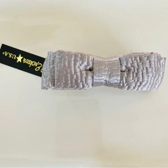 L. ERICKSON USA
PETITE BOW BARRETTE -
SILK in silver - Picture 2 of 4